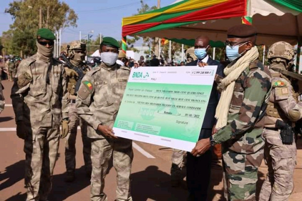 Mali : Le Chef de l'État remet un chèque de 2.4 Milliards Fcfa aux veuves  des militaires