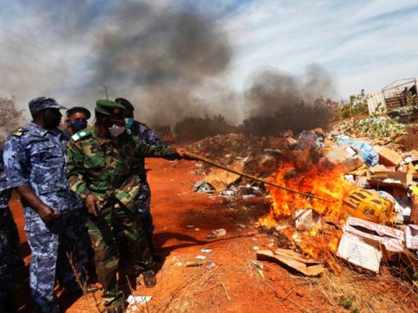 Sikasso: Plusieurs tonnes de produits prohibés incinérés