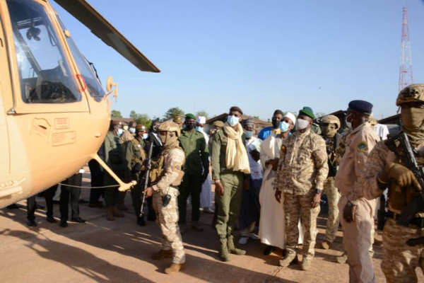 Forces armées maliennes: Le président de la Transition remet les clés de quatre hélicoptères